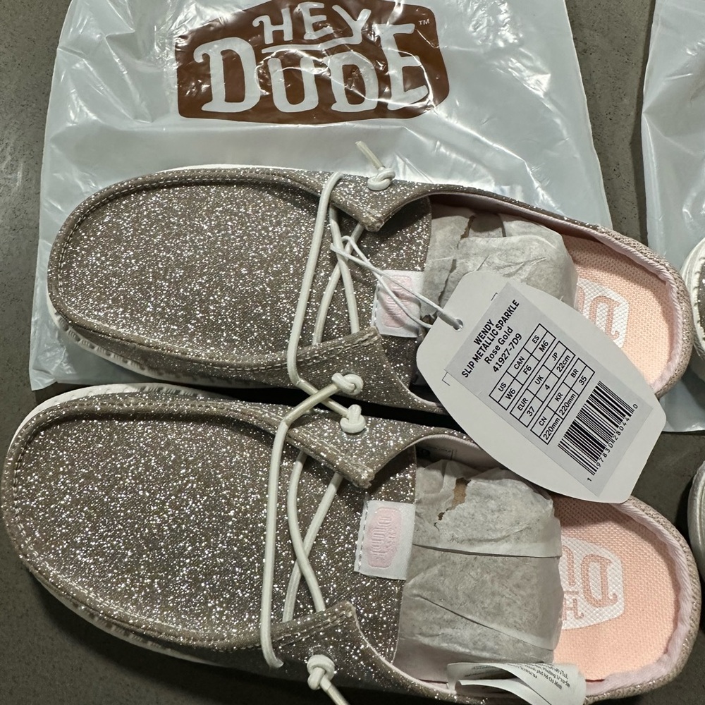 Hey Dude Wendy’s metallic slip
2 sizes US5 & US6